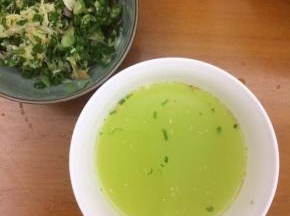 姜剁碎，小葱切碎放在碗里，加入80克清水，用手抓几下，抓出葱姜水，滤去葱姜渣，只留葱姜水备用。