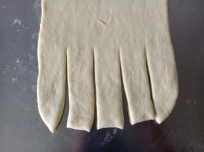 9.用锋利的刀子在底部割几刀
