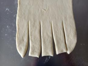 9.用锋利的刀子在底部割几刀
