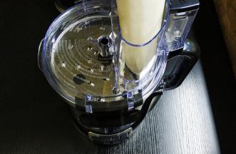 萝卜切大块放入汉美驰料理机里，按切丝功能键，1、2、3…4还没数就就切完成了，要不要这么有效率啊！