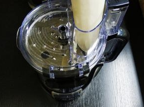 萝卜切大块放入汉美驰料理机里，按切丝功能键，1、2、3…4还没数就就切完成了，要不要这么有效率啊！