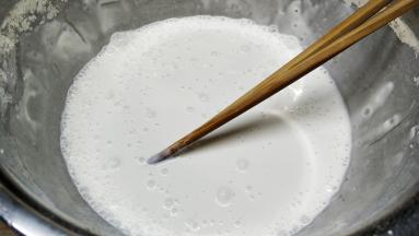 粘米粉用适量水开成面糊