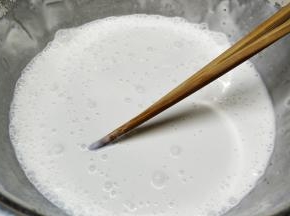 粘米粉用适量水开成面糊
