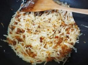 炒均匀后转小火