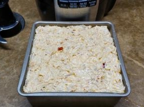 放入模具里（我这个是不粘活底模，如果没有就要在模具里抹一层油或放上油纸，方便脱模）