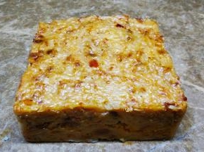 晾凉先用刀在模具和萝卜糕之间轻轻划分开，再顶出底锅，完美脱模