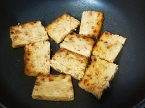 切片放入不粘锅里两边煎至金黄