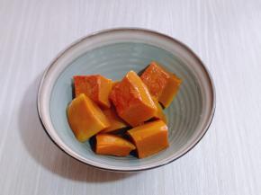 将蒸熟的南瓜放入大口器具中。