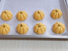 依次做完，放入蒸烤箱的烤盘中，下面垫一张油纸！