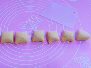 将面团切割成等份的小面团。