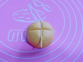 揉圆的面团整理一下，利用牙签压出南瓜的纹路，首先牙签再面团顶端中间处压十字花，如图。