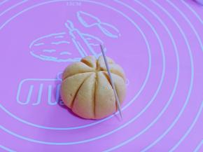 再用牙签整理边缘部分。把面团全部压出南瓜的纹路，纹路之间要间隔一样距离，这样看起来才漂亮。