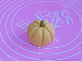 再中间部分插上葡萄干，装饰南瓜的根。