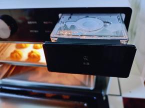 将美的蒸烤箱水盒取出，加满纯净水，再将水盒推回机体！