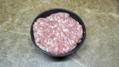 两种肉末放在一起，用蚝油、酱油、胡椒粉、糖、淀粉搅拌成鸳鸯肉馅