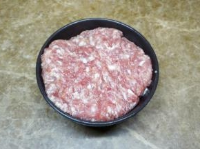 两种肉末放在一起，用蚝油、酱油、胡椒粉、糖、淀粉搅拌成鸳鸯肉馅