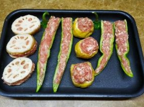 将鸳鸯肉末分必塞入油豆腐、尖椒、莲藕（莲藕两片中间夹着肉末）