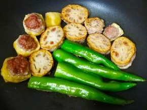 再翻面继续小火煎至熟透