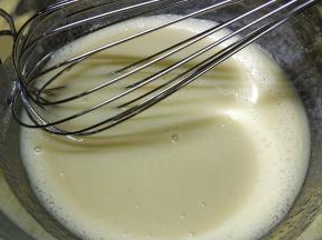 准备一个干净的盆，牛奶、13g糖放盆里，用手动打蛋器搅打至糖融化，将玉米油倒入牛奶中，手动打蛋器使劲打，打到牛奶乳化，状态是看不到油，牛奶和油溶为一体，打蛋器划过有纹路，这是蛋糕口感湿润个头高的小窍门