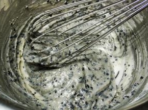 把低筋麵粉过筛分三次筛到牛奶糊里，每次筛入都要用手动打蛋器或刮刀翻拌或切拌均匀至无干粉，分三次放入核桃芝麻翻拌均匀。
