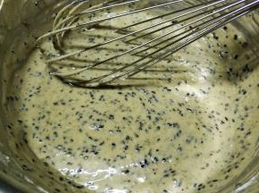 蛋黄分三次放入面糊里翻拌均匀
面糊最佳状态是稠稠的，用打蛋器或刮刀挑起一部分蛋黄芝麻糊，不间断的往下流，留下的糊不会很快消失。
注意：不要画圈搅拌以免面粉起劲，蛋糕就不好食了。