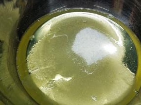 这时烤箱预热145度10分钟
糖放入蛋白里