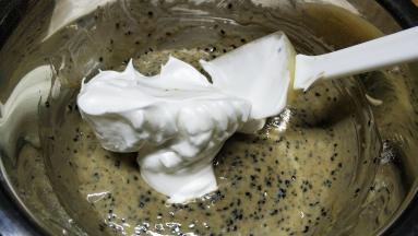 取1/3蛋白霜到蛋黄糊翻拌，采用翻拌或者切半的手法混合均匀。
注意：不要一个方向画圈不然会消泡