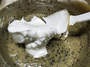 取1/3蛋白霜到蛋黄糊翻拌，采用翻拌或者切半的手法混合均匀。
注意：不要一个方向画圈不然会消泡