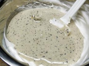 混合到几乎看不到蛋白，然后把蛋黄蛋白混合糊，倒入蛋白糊里。
手法：
1.翻拌法，右手拿刮刀在盆子的四点钟方向插到盆底铲起来蛋白霜盖在上层，左手转动盆子，重複这个步骤。直到把下层的蛋白霜都反过来与蛋黄糊混合均匀，简单的来说就是炒菜的翻炒手法。
2.切拌法，右手在盆子上放置盘子下方写1字，也就是竖着画一道，左手朝一个方向转动盆子。重複这个动作直到看不到白色蛋白霜。
亦可以两者结合首先翻拌，看不到白色的蛋白霜了就开始用切拌手法，这样混合得更均匀，只要手法对了蛋糕就成功一半了。