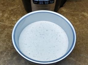 混合好的状态是这样的，刮刀挑起一部份麵糊，均匀不间断往下流，流下的麵糊不会很快消失，如果麵糊比较稀，这样就是消泡了。
面糊提高十五厘米缓缓倒进模具裏，全部倒入之后，提起模具十厘米左右在桌子上震几下，震平蛋糕糊和震出气泡。