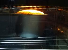 放入烤箱中层，135度60分钟
观察：混合好的麵糊，入烤箱半小时后已经长高到和模具差不多平齐，如果十几分钟就和模具平齐，证明是温度太高，造成外面干裂裏面不熟，如果半小时蛋糕才高了一点点证明温度太低了。自家烤箱自家摸清它的脾气哈。
烤好取出后立刻震两下模具，这是为了震出裏面的热气，然后立即倒扣在烤网上晾凉。