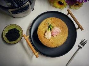 戚风口感轻盈湿润，内部组织细腻，加了核桃芝麻碎，浓浓的干果香，还会咬到芝麻粒，喜欢这味道和口感，更重要吃了预防脱发，滋养身体，乌润头发，保养皮肤。