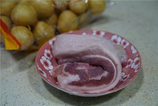 备料：猪肉一份，面筋一份。还有榨菜一包，没有入镜。