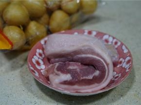 备料：猪肉一份，面筋一份。还有榨菜一包，没有入镜。