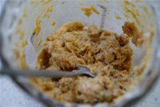 将榨菜与猪肉混合在一起，用料酒生抽及少许的白糖调味，用料理器将猪肉打成上劲的肉蓉。