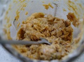 将榨菜与猪肉混合在一起，用料酒生抽及少许的白糖调味，用料理器将猪肉打成上劲的肉蓉。