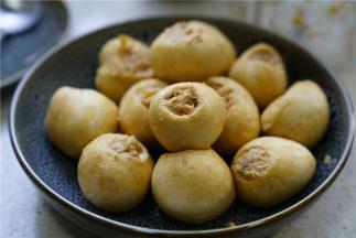 然后将打好的肉蓉，慢慢的填至到面筋里面，这一环节满费时的，大家慢慢来。