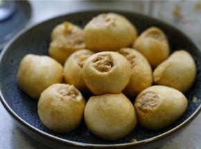 然后将打好的肉蓉，慢慢的填至到面筋里面，这一环节满费时的，大家慢慢来。