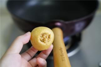 然后锅里少许油，将封口面向下，煎制一会，这样子成品菜味更鲜。