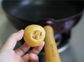 然后锅里少许油，将封口面向下，煎制一会，这样子成品菜味更鲜。