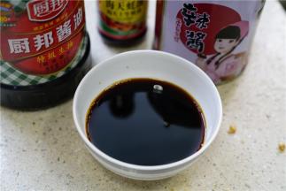 用辣酱，生抽，蚝油，料酒来调配一款酱汁。