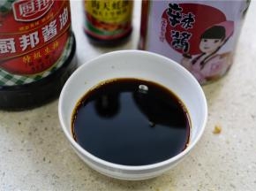 用辣酱，生抽，蚝油，料酒来调配一款酱汁。
