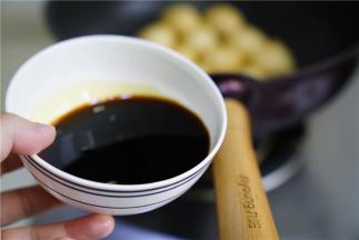 将酱汁及适量的清水加对在锅里，煮至汤底开之后。