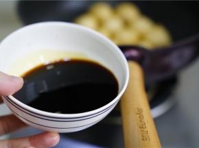 将酱汁及适量的清水加对在锅里，煮至汤底开之后。