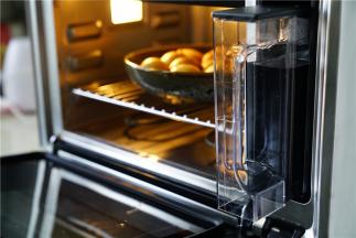 再将面筋移至在做汤盆里面，检查蒸烤箱的水箱水位。