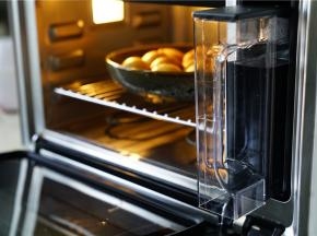 再将面筋移至在做汤盆里面，检查蒸烤箱的水箱水位。