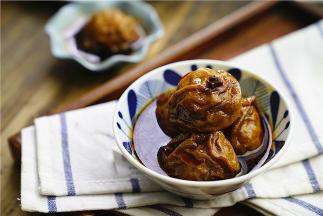 如图就是蒸好的样子，汤汁有味面筋Q弹，里面的馅肉更是鲜美的很。朋友们喜欢也可以试一下，这样子蒸制的面筋塞肉口感真是棒极啦。近期要入蒸烤箱的朋友可以考虑我用的这一款，真是好清洗又好智能。