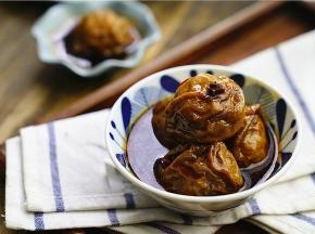 如图就是蒸好的样子，汤汁有味面筋Q弹，里面的馅肉更是鲜美的很。朋友们喜欢也可以试一下，这样子蒸制的面筋塞肉口感真是棒极啦。近期要入蒸烤箱的朋友可以考虑我用的这一款，真是好清洗又好智能。