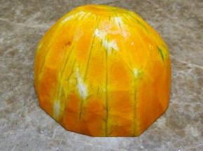 南瓜底部一个，去皮