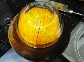 用适当的容器盖着